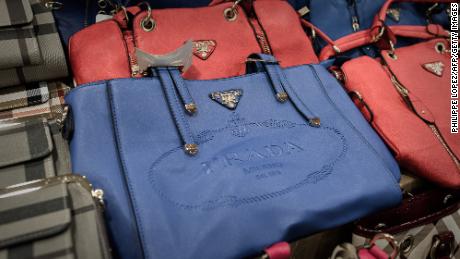 Deze valse Prada-tassen zijn in beslag genomen in Hong Kong.