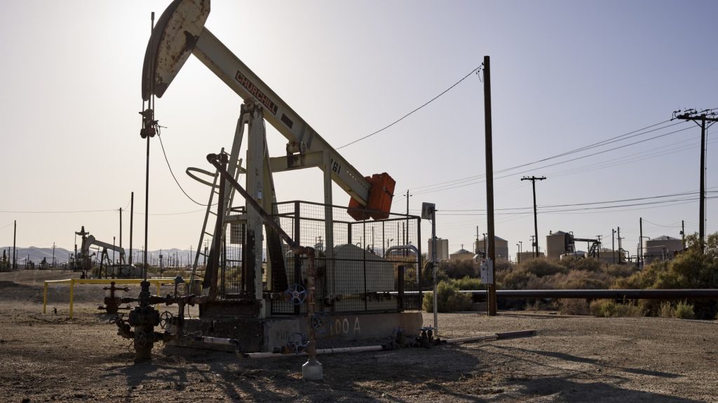 Dan Yergin praat over dalende olieprijzen ondanks krappe voorraden en spanningen in Rusland