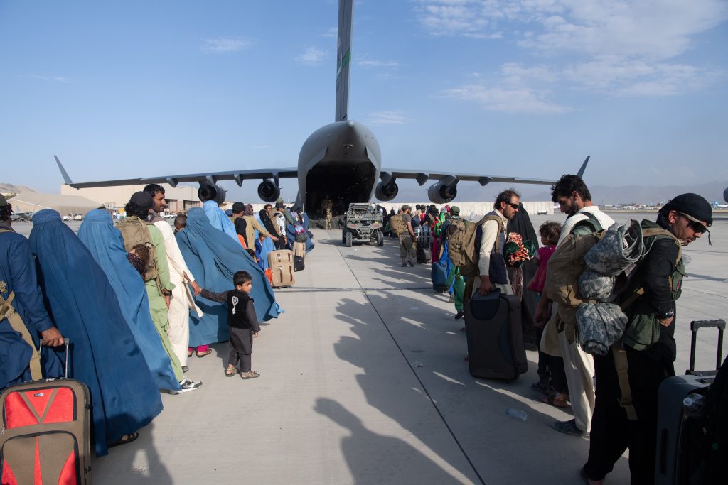 De luchtmacht zegt dat het transportpersoneel de juiste beslissing heeft genomen om de luchthaven van Kabul te verlaten te midden van een chaotische retraite