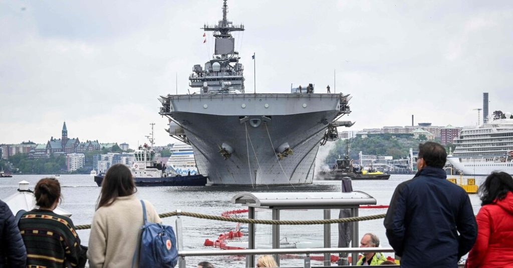 Een Amerikaans oorlogsschip arriveert in Stockholm om militaire oefeningen uit te voeren en te waarschuwen