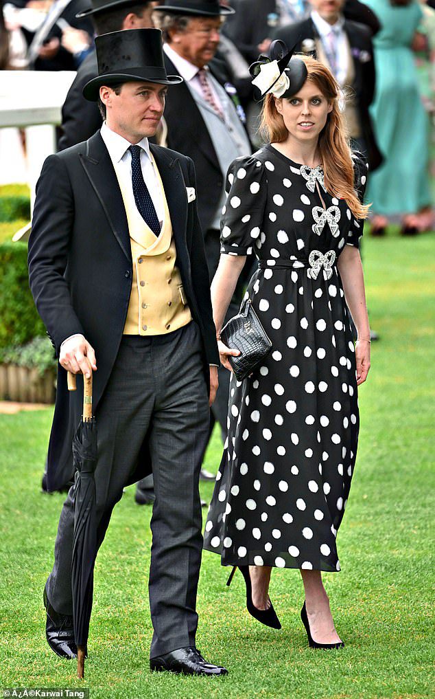 De koning werd in de koninklijke stoet vervangen door de hertog van Kent, gevolgd door prinses Beatrice.  De Ascot verblufte in een jurk met stippen die leek op de jurk die prinses Diana in 1988 droeg