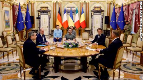 (Van links) De Italiaanse premier Mario Draghi, de Duitse bondskanselier Olaf Scholz, de Oekraïense president Volodymyr Zelensky, de Franse president Emmanuel Macron en de Roemeense president Klaus Iohannis ontmoeten elkaar voor een werksessie in het Mariinsky-paleis in Kiev op 16 juni 2022. 