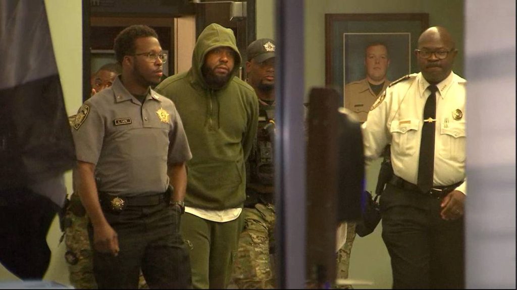 Moeder van man die beschuldigd wordt van moord op rapper Trouble uit Atlanta speelde een belangrijke rol bij zijn overgave, zegt sheriff - WSB-TV Channel 2.