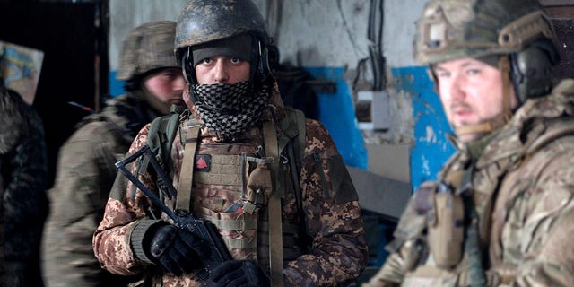 Soldaten van het Oekraïense leger wachten op het bombardement op 5 maart 2022 in een schuilplaats op een locatie in de regio Loehansk. 