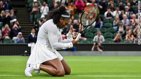 Williams pompt tijdens haar nederlaag in de eerste ronde tegen Harmony Tan op Wimbledon. 