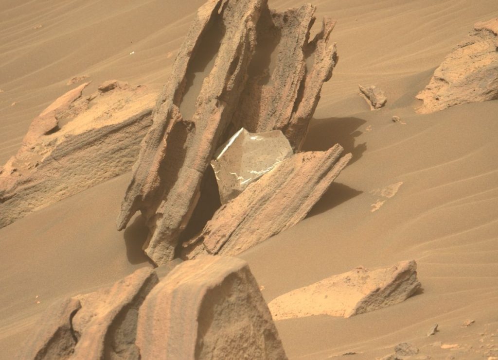 Volhard op Mars bespioneert een stuk van zijn landingsgestel