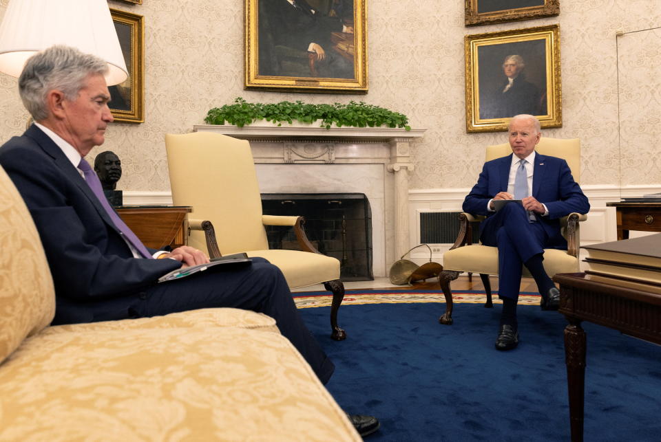De Amerikaanse president Joe Biden ontmoet de voorzitter van de Federal Reserve, Jerome Powell en de Amerikaanse minister van Financiën, Janet Yellen, om over de economie te praten in het Oval Office van het Witte Huis in Washington, DC, VS, 31 mei 2022. REUTERS/Lea Millis
