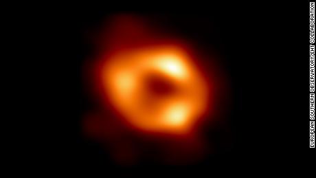 De eerste afbeelding van een superzwaar zwart gat is onthuld in het centrum van de Melkweg.