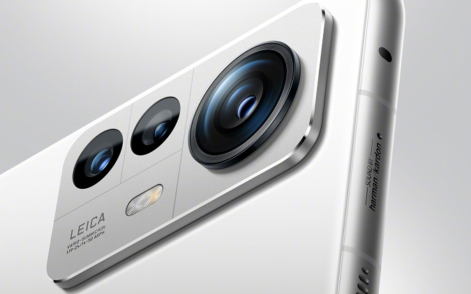 Close-up van het Leica Vario-Summicron 1: 1.9-2.4 / 14-50 ASPH camerasysteem van de Xiaomi 12S Pro, met alle drie de camera's met een 50MP sensor.