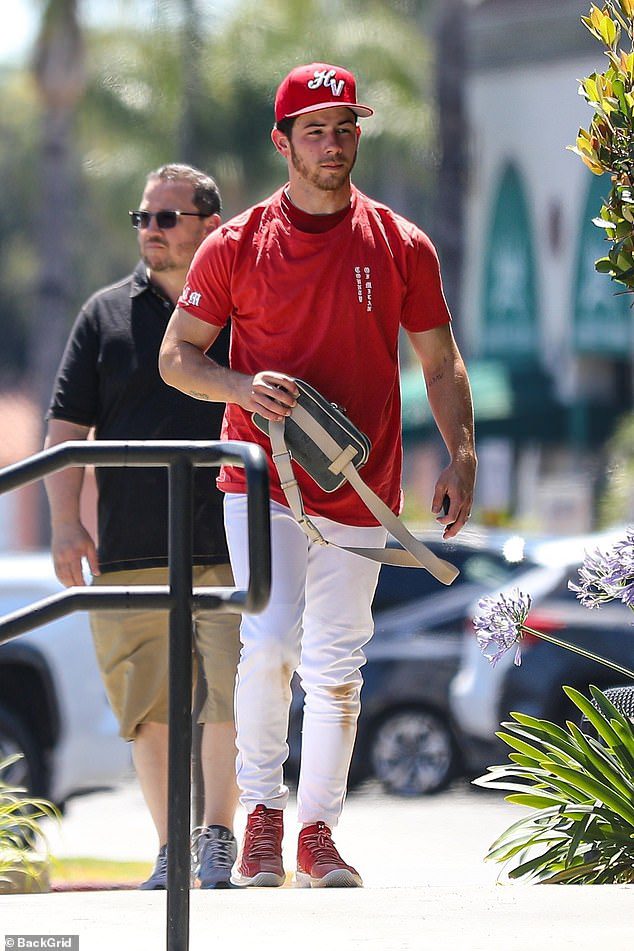 Na de training: Na aankomst in Los Angeles na een golftoernooi, ziet Nick Jonas een softbaltraining