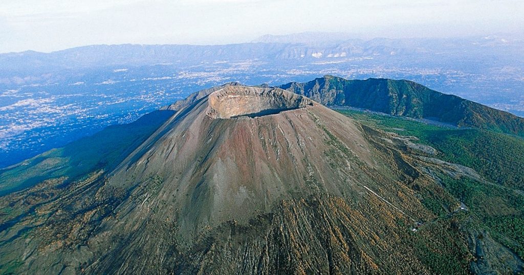 Een Amerikaanse toerist valt in de krater van de Vesuvius na het maken van een selfie