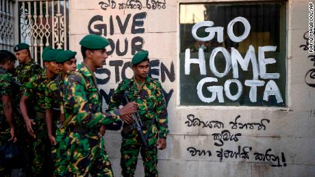 Soldaten van het Sri Lankaanse leger patrouilleren in de buurt van de officiële residentie van president Gotabaya Rajapaksa, drie dagen nadat deze werd bestormd door anti-regeringsdemonstranten in Colombo.