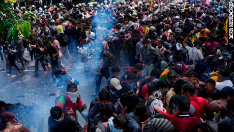 De politie gebruikte woensdag traangas toen demonstranten het kantoor van de premier bestormden. 