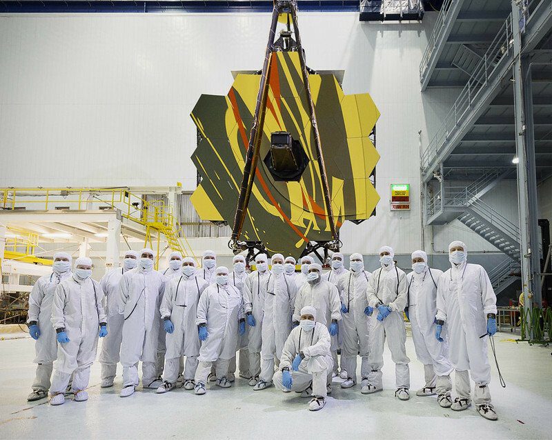 Wetenschappers staan ​​voor de James Webb Space Telescope