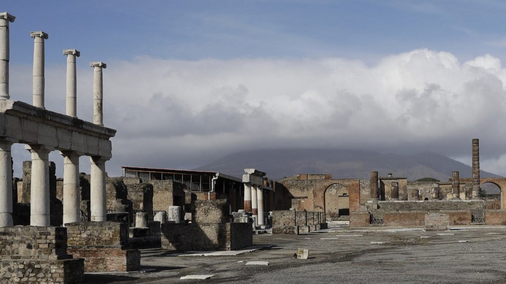 Een Amerikaanse toerist valt in de krater van de Vesuvius en wordt gered: NPR
