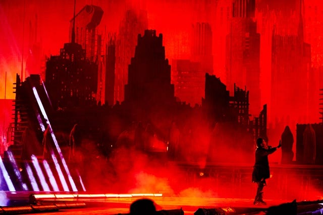 Een skyline van brandende gebouwen verduistert de After Hours Til Dawn-tour van The Weeknd, die donderdag begon in Philadelphia.