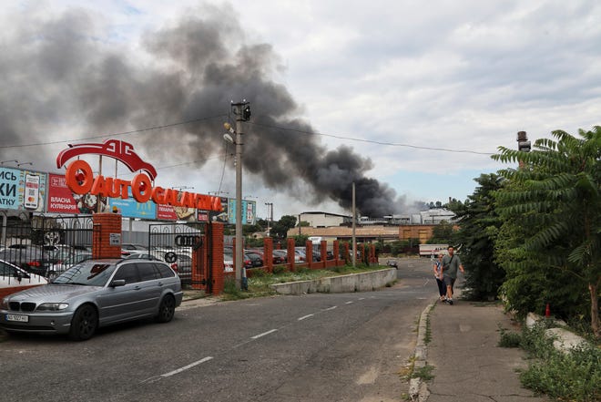 Rook stijgt de lucht in na een bomaanslag in Odessa, Oekraïne, zaterdag 16 juli 2022.