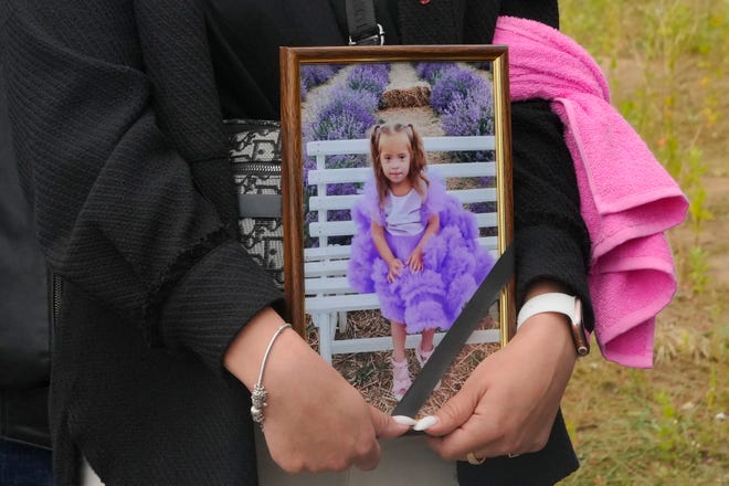 Een vrouw houdt een portret vast van Lisa, een 4-jarig meisje dat is omgekomen bij een Russische aanval, tijdens een begrafenisceremonie in Vinnytsia, Oekraïne, op 17 juli 2022. Lisa was een van de 23 doden, waaronder twee 7- en 8- jarige jongens, in de staking Rocket op donderdag in Vinnytsia.  Haar moeder, Irina Dmitrieva, was een van de geïnfecteerden.