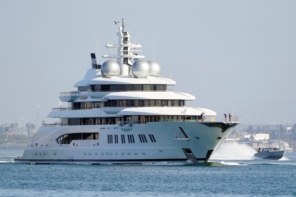 Het luxe jacht van 325 miljoen dollar dat door de Verenigde Staten is geconfisqueerd van de door Rusland gesanctioneerde oligarch Suleiman Karimov.