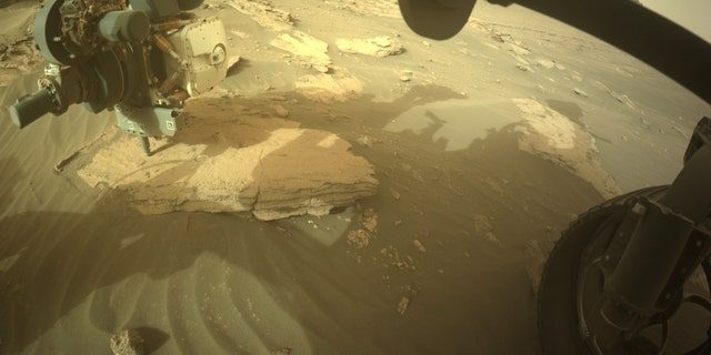 NASA's Mars Perseverance-ruimtevaartuig heeft dit beeld van het gebied vooraan vastgelegd met behulp van de camera rechtsvoor om gevaren aan boord te vermijden.  .