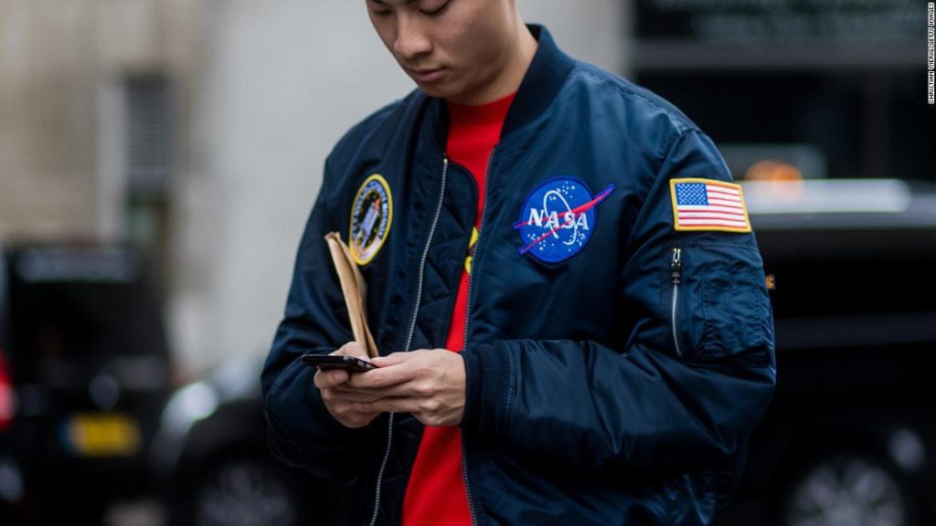 Waarom draagt ​​iedereen kleding van het NASA-merk?