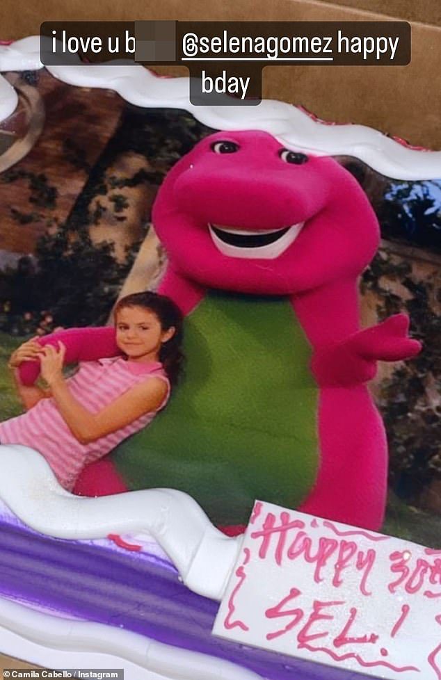 Schattig: Popster Camila Cabello plaatste een schattige foto van een taart met Selena's kinderfoto van Barney erop gedrukt.  Ze schreef: 'ik hou van ub ****selenagomez Happy Bday', hoewel het niet duidelijk was of ze het feest bijwoonde