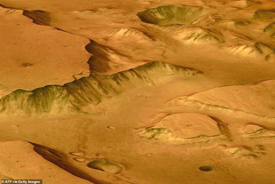 Deze afbeelding, gemaakt door Mars Express, toont een perspectivisch aanzicht van Mesa in de regio's ten oosten van Valles Marineris, de grootste canyons in het zonnestelsel.