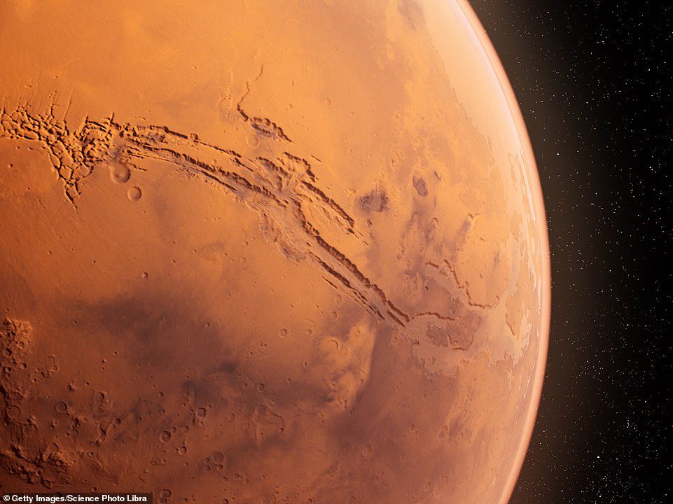 In de afbeelding hierboven, een computerillustratie van de Valles Marineris-vallei op de rode planeet, de grootste vallei in het zonnestelsel