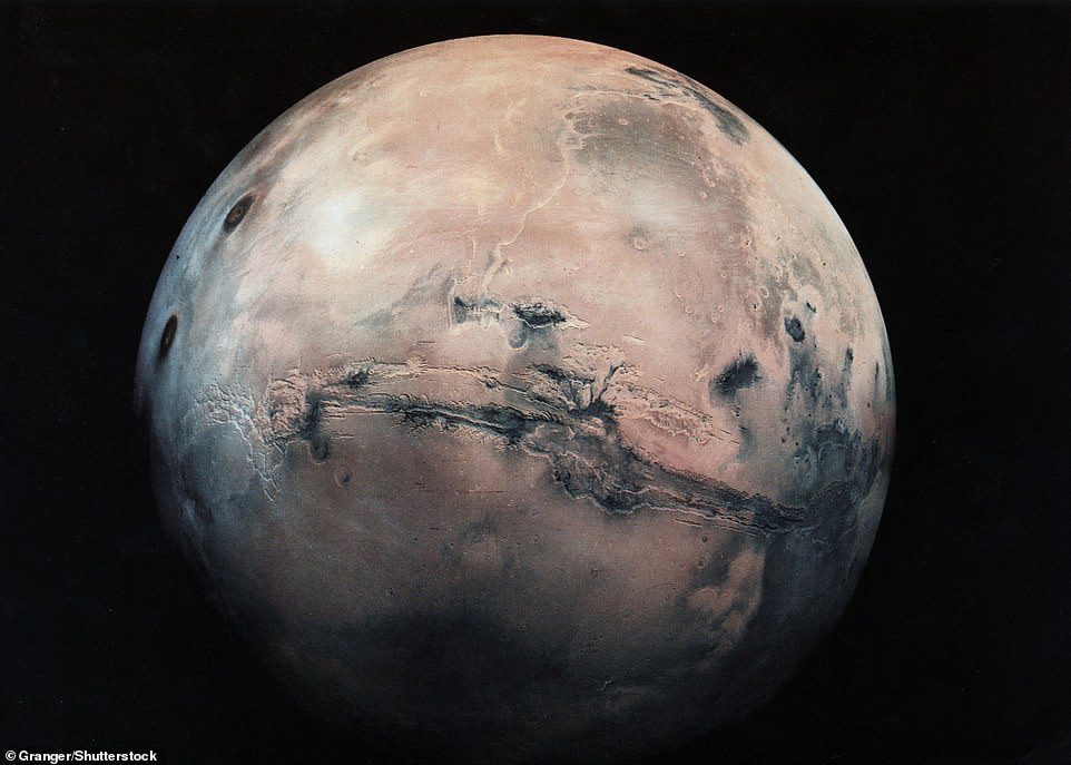 De massieve Valles Marineris van de Rode Planeet - die ongeveer een kwart van de omtrek van de planeet beslaat - is zichtbaar boven (midden) in deze afbeelding van de Granger Group.