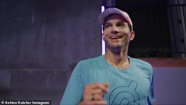 Marathon: Kutcher's rode loper uiterlijk komt slechts een paar weken nadat hij op Instagram zijn toewijding aan het lopen van de New York City Marathon onthulde