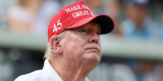 De voormalige Amerikaanse president Trump kijkt toe vanaf het trainingsveld tijdens de pro before LIV Golf Invitational - Bedminster bij Trump National Golf Club Bedminster op 28 juli 2022 in Bedminster, New Jersey. 