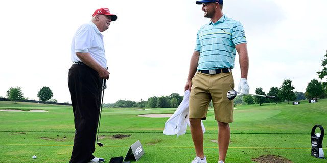 De voormalige Amerikaanse president Trump spreekt met kapitein Bryson DeChambeau van Crushers GC over het trainingsbereik tijdens de pro before LIV Golf Invitational - Bedminster bij Trump National Golf Club Bedminster op 28 juli 2022 in Bedminster, New Jersey. 