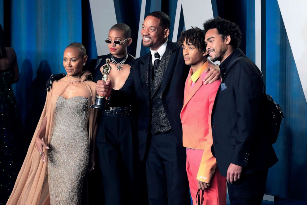 Foto: Van links naar rechts poseren Jada Pinkett Smith, Willow Smith, Will Smith, Jaden Smith en Trey Smith voor een foto op de Vanity Fair Oscar Party 2022 in Beverly Hills, Californië, 27 maart 2022.
