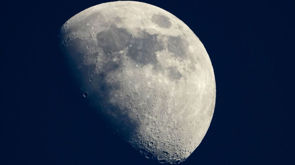 Sommige kraters op de maan zijn altijd 63 graden, wat mogelijkheden biedt voor bewoning: NPR