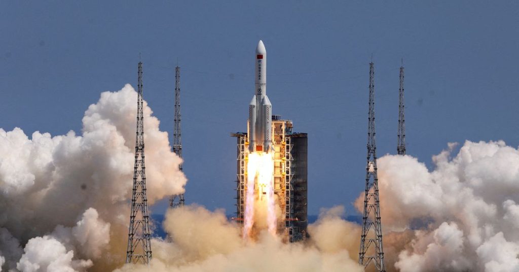 Chinese raket valt op aarde, NASA zegt dat Peking geen informatie heeft gedeeld