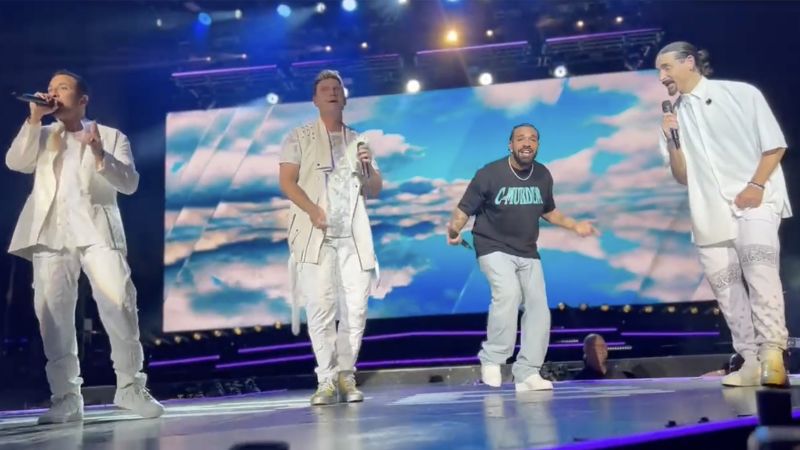 Drake beleeft nostalgisch moment op het podium met Backstreet Boys