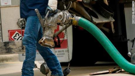 Olie zakt voor het eerst sinds begin mei onder $ 100 per vat