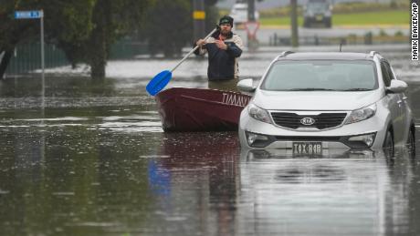 Een man roeit met zijn boot op een overstroomde straat in Windsor aan de rand van Sydney, Australië, 5 juli 2022.