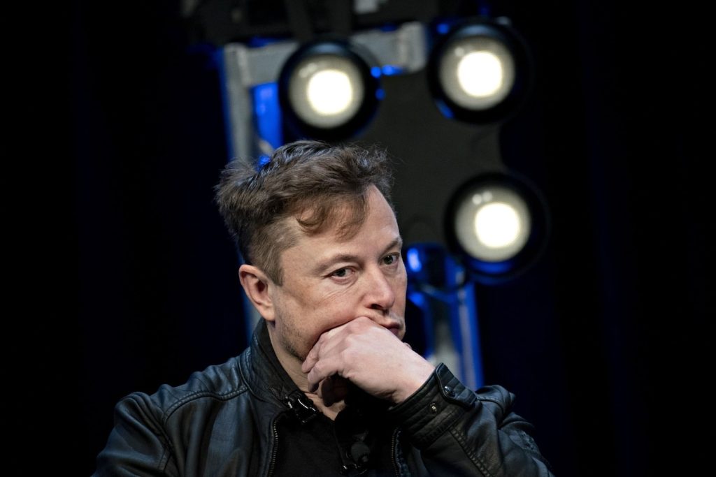 Waarom Elon Musk niet weg kan blijven van het kopen van Twitter, zelfs als bankiers ze redden