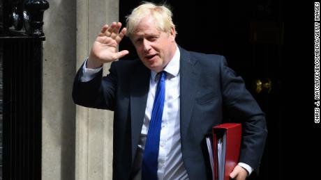Boris Johnson klampt zich vast aan zijn premierschap nadat tientallen Britse wetgevers ontslag hebben genomen en hem hebben aangespoord te stoppen