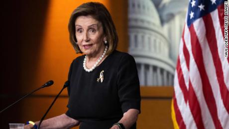 Nancy Pelosi begint aan een spraakmakende reis naar Azië met een bezoek aan Singapore