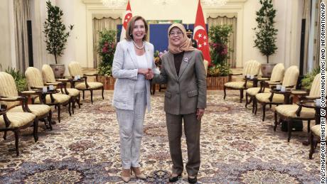 De voorzitter van het Amerikaanse Huis van Afgevaardigden Nancy Pelosi, links, en de Singaporese president Halimah Yacoub schudden elkaar de hand in het presidentiële paleis van Istana in Singapore, maandag 1 augustus.