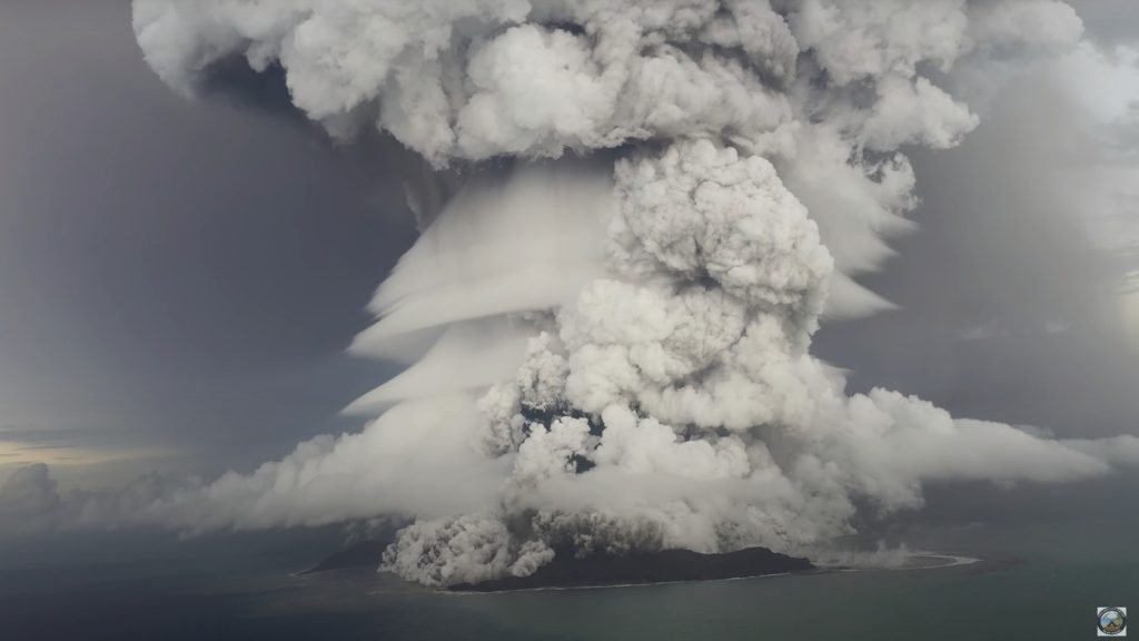 Tonga-vulkaan stuurde tonnen water de stratosfeer in, wat de aarde zou kunnen opwarmen: NPR