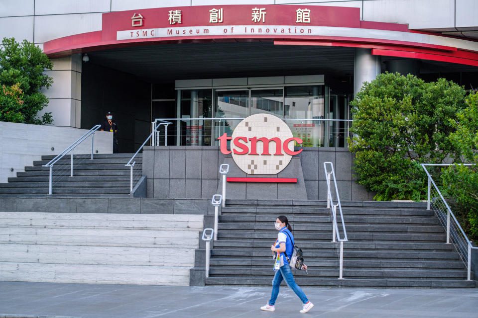 HSINCHU, TAIWAN - 22-09-2021: Een persoon loopt door het TSMC-logo (Taiwanese Semiconductor Manufacturing Corporation) in het gebouw van Taiwan Semiconductor Manufacturing and Design Company in Hsinchu.  (Foto door Walid Barrazek/SOPA Images/LightRocket via Getty Images)