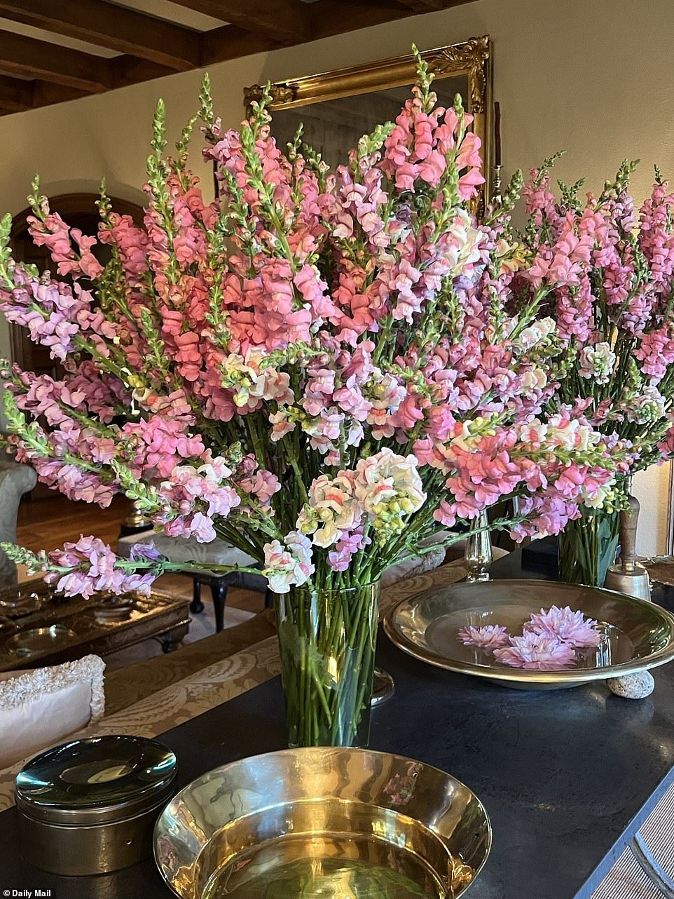 Prachtig: Martha had ook roze en witte bloemstukken langs de tafels