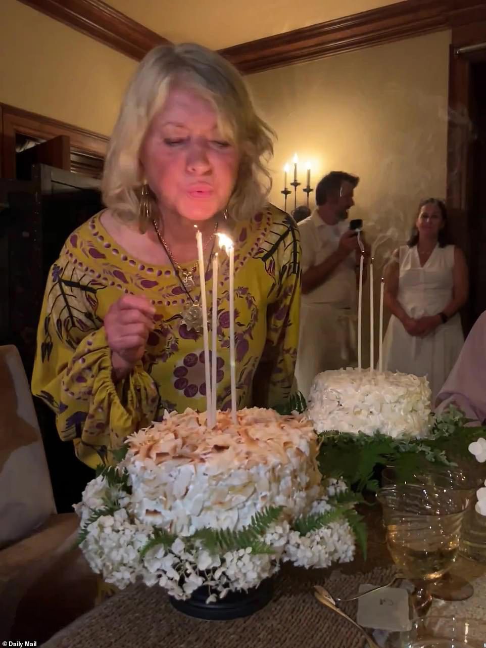 Haar verjaardag: haar gasten genoten van haar Chardonnay, 19 Martha Chard Crimes, evenals Cabernet Sauvignon, de vriend van Molly Chapelt