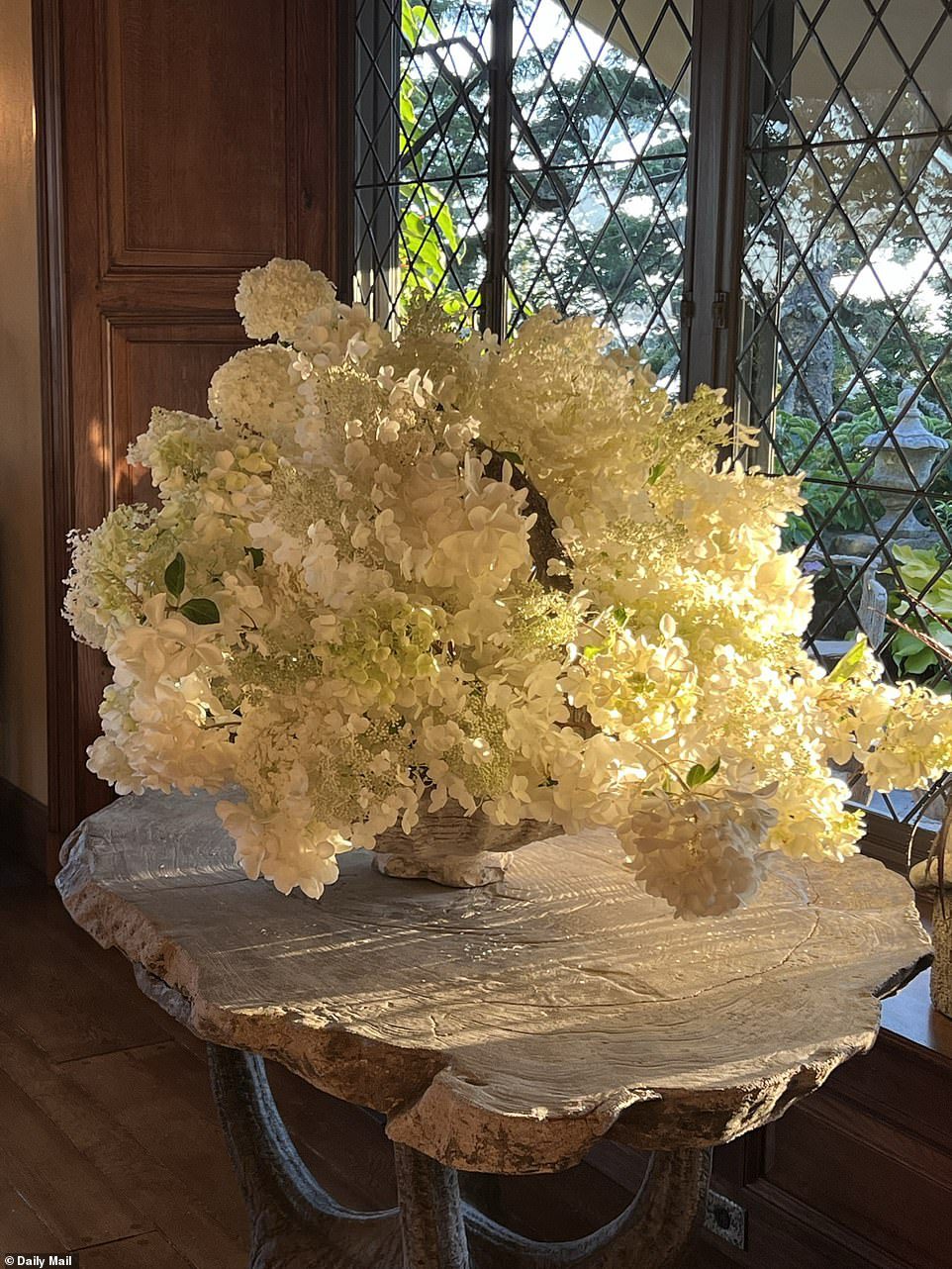 Zonlicht: de zon raakt de bloemen op een houten tafel