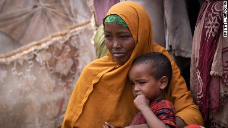 Moeders moeten hun kinderen begraven uit angst voor hongersnood in Somalië