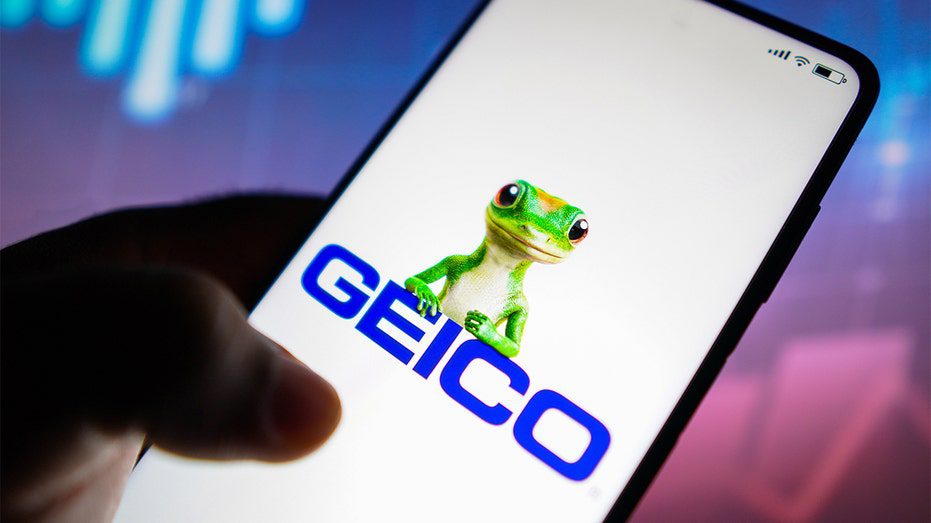 Het GEICO-logo verschijnt op de smartphone