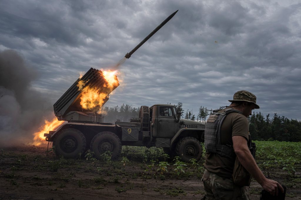 Oekraïens "sprinkhaan" Vuren op Russische posities aan de frontlinie in de regio Kharkiv op 2 augustus - de dag dat Gurban werd gedood.